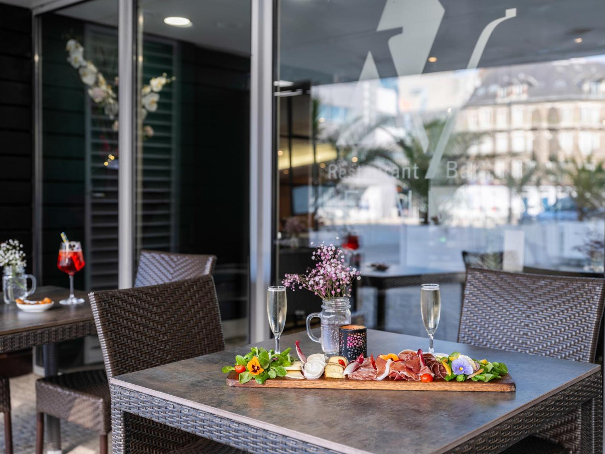 Novotel Nantes Centre Gare Exterior foto